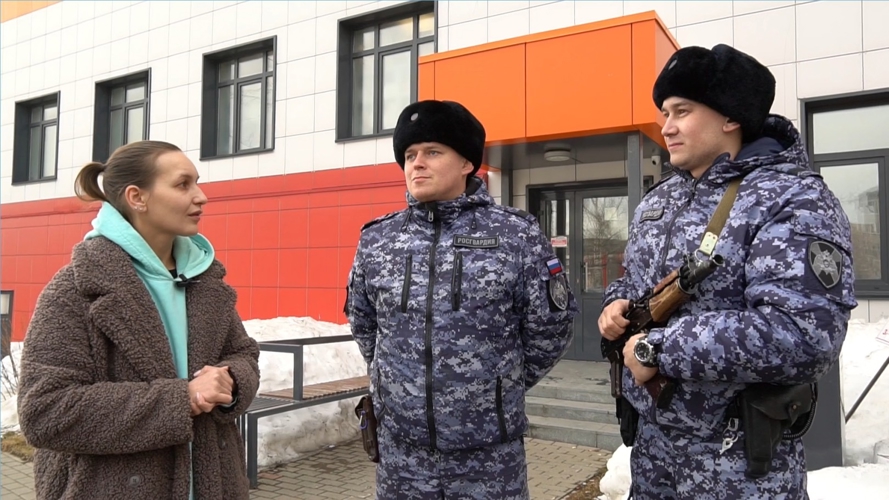 В Кирове росгвардейцы помогли потерявшемуся ребенку вернуться к маме