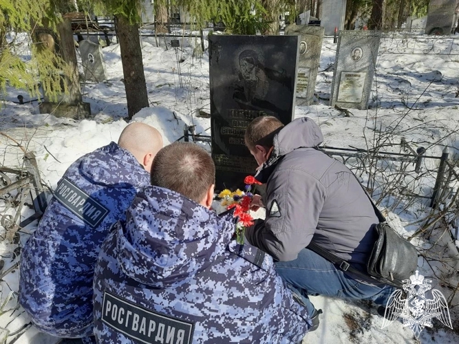 В Кирове росгвардейцы почтили память младшего сержанта милиции Дмитрия Козулева, погибшего при исполнении 