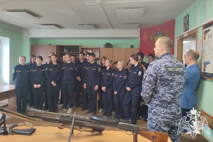 Кировские росгвардейцы пригласили на службу будущих юристов