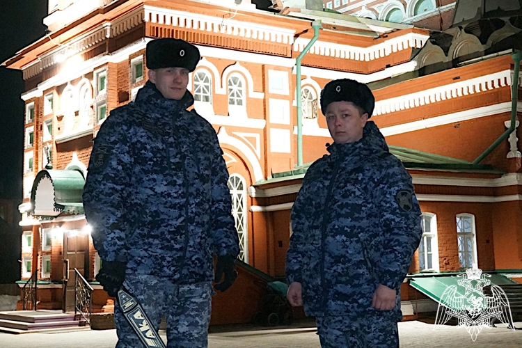 В Кировской области росгвардейцы приняли участие в обеспечении общественной безопасности в пасхальную ночь