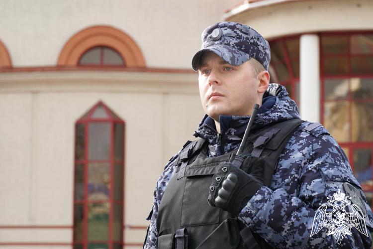 В Кирове росгвардейцы задержали подозреваемого в краже 100 тысяч рублей
