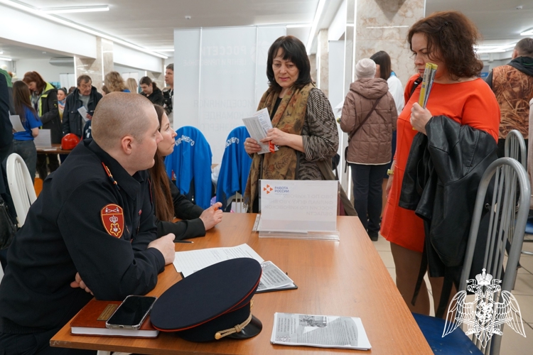 Кировские росгвардейцы приняли участие во Всероссийской ярмарке трудоустройства (видео)