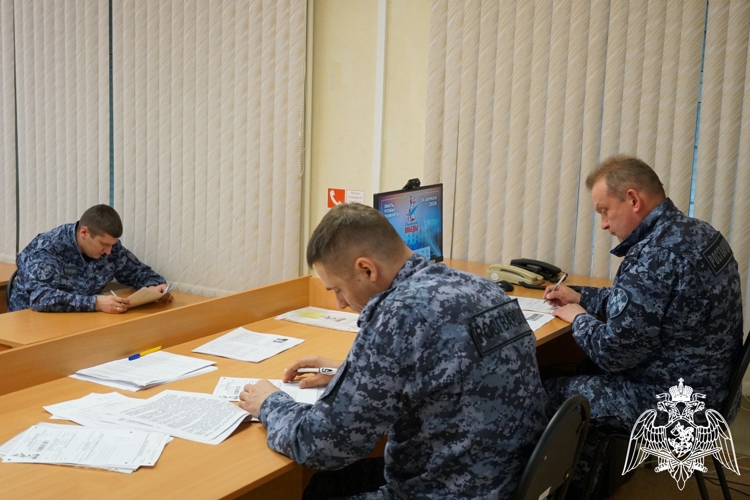 Кировские росгвардейцы приняли участие в Международной просветительско-патриотической акции «Диктант Победы» (видео) 