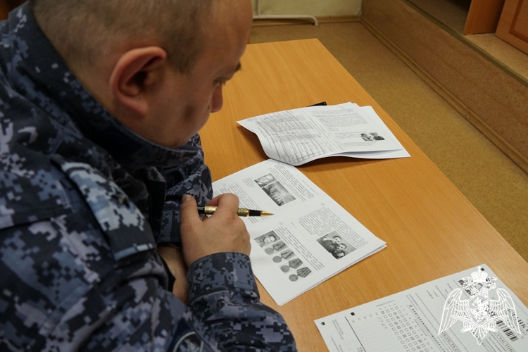 Кировские росгвардейцы приняли участие в Международной просветительско-патриотической акции «Диктант Победы» (видео) 