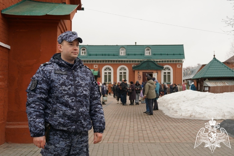 Сотрудники Росгвардии обеспечили безопасность верующих в Вербное воскресенье