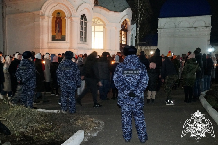 В Кировской области росгвардейцы приняли участие в обеспечении общественной безопасности в пасхальную ночь