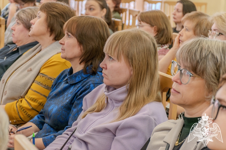 В Кирове ветераны Росгвардии презентовали авторский проект "История родного края" работникам библиотек