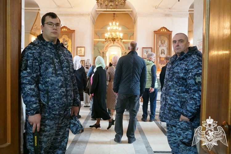 Сотрудники Росгвардии обеспечили безопасность верующих в Вербное воскресенье