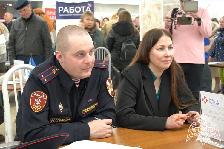 Кировские росгвардейцы приняли участие во Всероссийской ярмарке трудоустройства (видео)