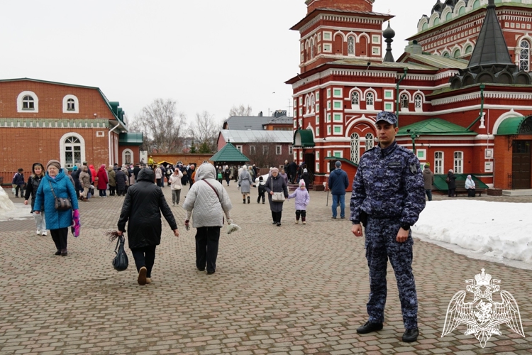 Сотрудники Росгвардии обеспечили безопасность верующих в Вербное воскресенье