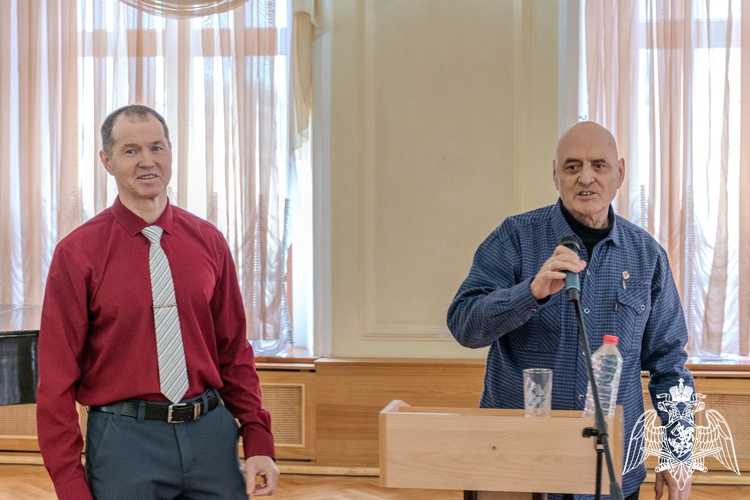 В Кирове ветераны Росгвардии презентовали авторский проект "История родного края" работникам библиотек