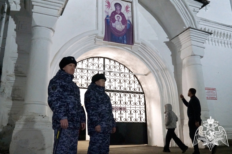 В Кировской области росгвардейцы приняли участие в обеспечении общественной безопасности в пасхальную ночь