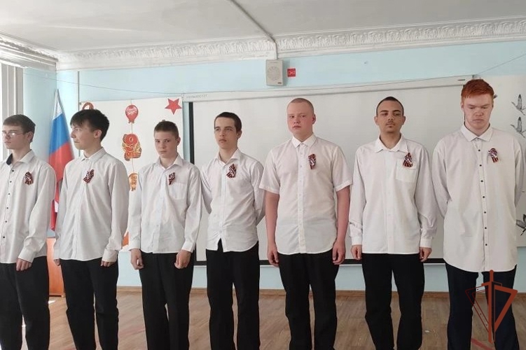 В Кирове подшефные росгвардейцев поздравили сотрудников вневедомственной охраны с Днем Победы