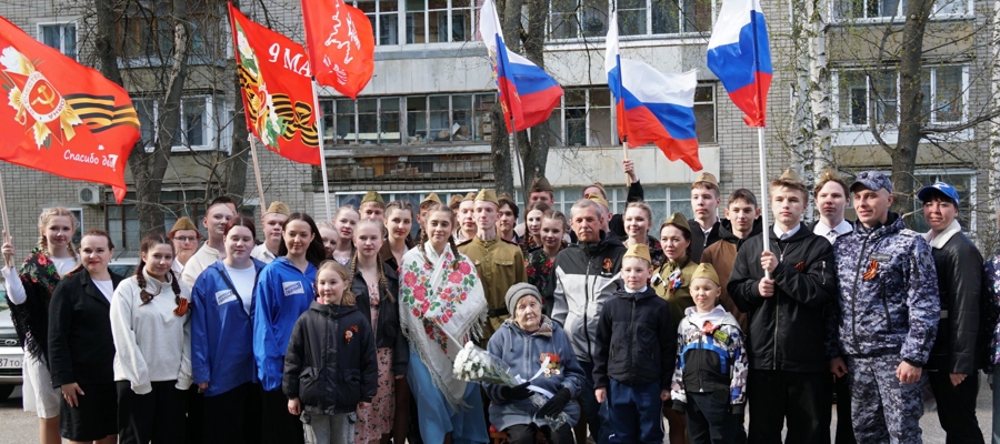 Кировские росгвардейцы присоединились к всероссийской акции "Концерт у дома ветерана" (видео)