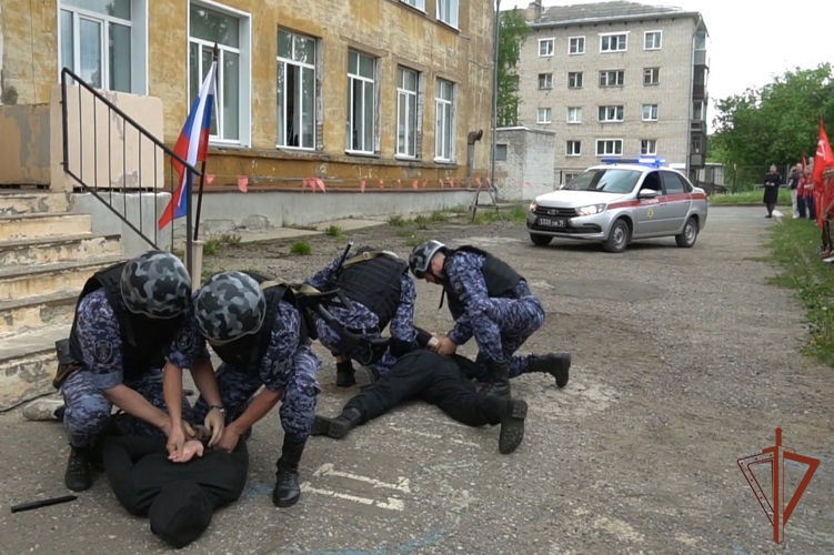 В Кирове росгвардейцы провели игру "Зарницу", посвященную юбилею Росгвардии, для подшефных кадет (видео)