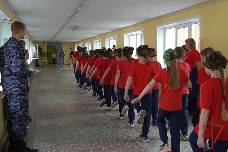 В Кирове росгвардейцы провели игру "Зарницу", посвященную юбилею Росгвардии, для подшефных кадет (видео)