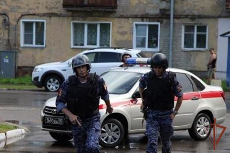В Кирове росгвардейцы задержали подозреваемого в грабеже 