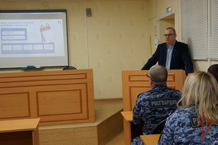 В Кирове лектор "Знания" рассказал росгвардейцам о традициях и культуре коренных малочисленных народов России