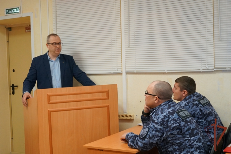 В Кирове лектор "Знания" рассказал росгвардейцам о традициях и культуре коренных малочисленных народов России