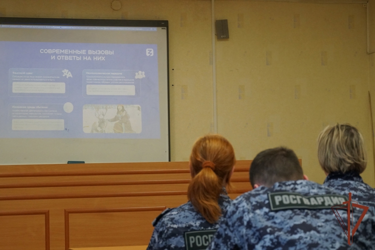 В Кирове лектор "Знания" рассказал росгвардейцам о традициях и культуре коренных малочисленных народов России