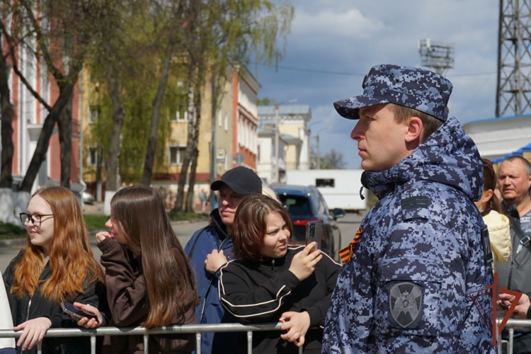 В Кирове сотрудники и военнослужащие Росгвардии приняли участие в торжествах, посвященных 81-ой годовщине Победы в Великой Отечественной войне (видео)