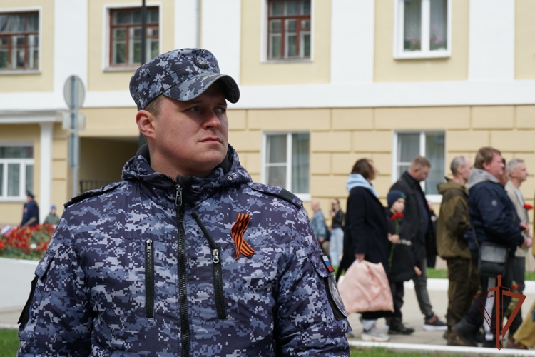 В Кирове сотрудники и военнослужащие Росгвардии приняли участие в торжествах, посвященных 81-ой годовщине Победы в Великой Отечественной войне (видео)