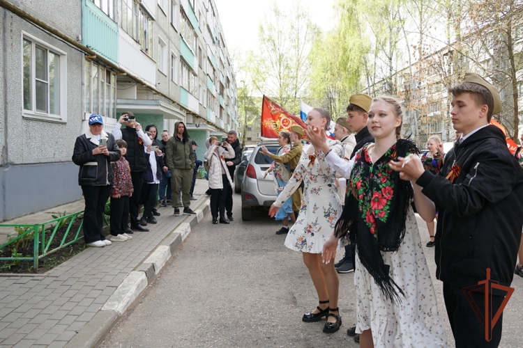 Кировские росгвардейцы присоединились к всероссийской акции "Концерт у дома ветерана" (видео)