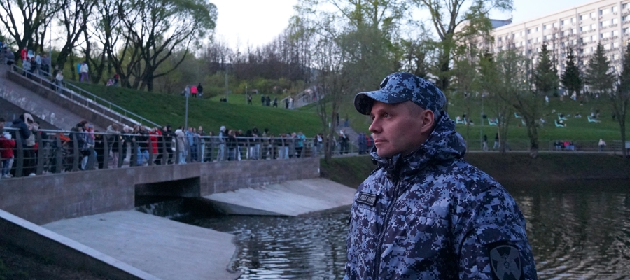Росгвардейцы приняли участие в охране общественного порядка во время торжественного открытия фонтана в парке им. Кирова