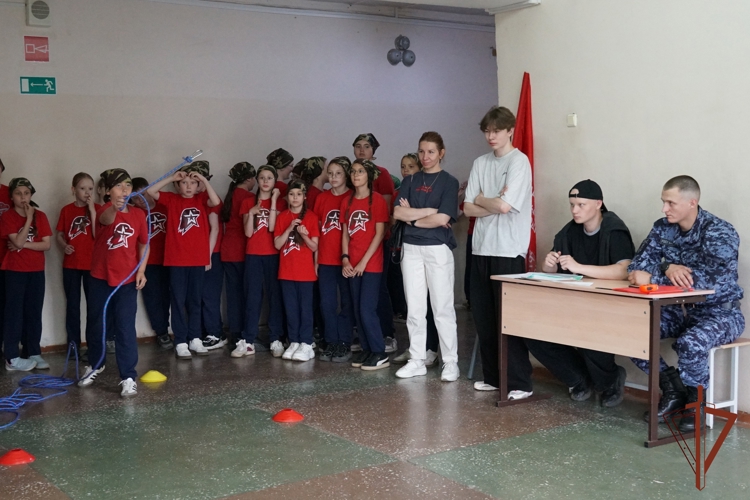 В Кирове росгвардейцы провели игру "Зарницу", посвященную юбилею Росгвардии, для подшефных кадет (видео)
