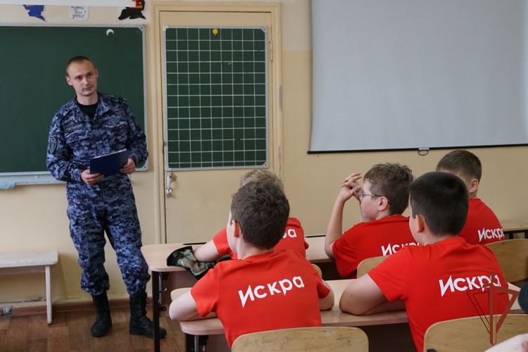 В Кирове росгвардейцы провели игру "Зарницу", посвященную юбилею Росгвардии, для подшефных кадет (видео)