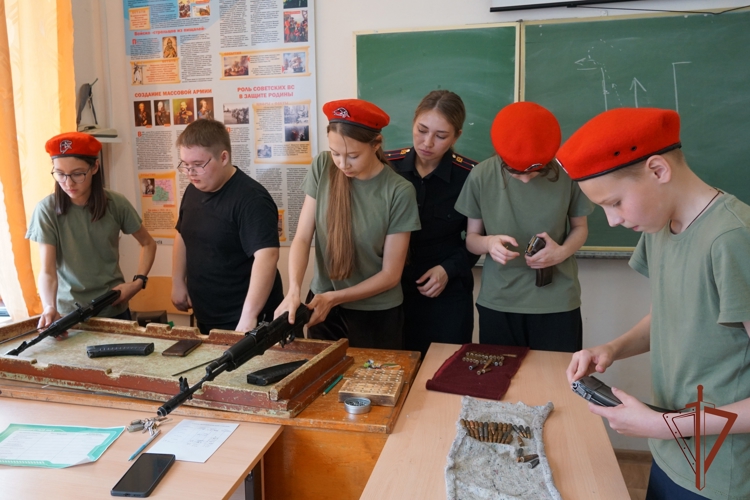 В Кирове росгвардейцы провели игру "Зарницу", посвященную юбилею Росгвардии, для подшефных кадет (видео)
