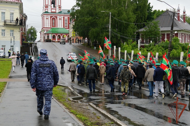 Сотрудники и военнослужащие Росгвардии обеспечили общественный порядок в День пограничника