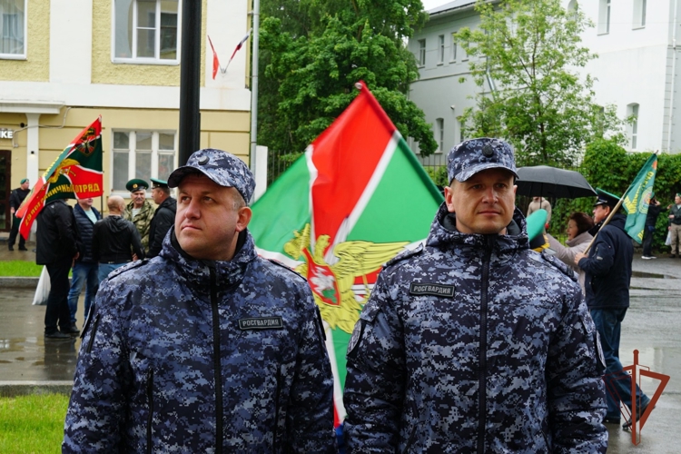 Сотрудники и военнослужащие Росгвардии обеспечили общественный порядок в День пограничника
