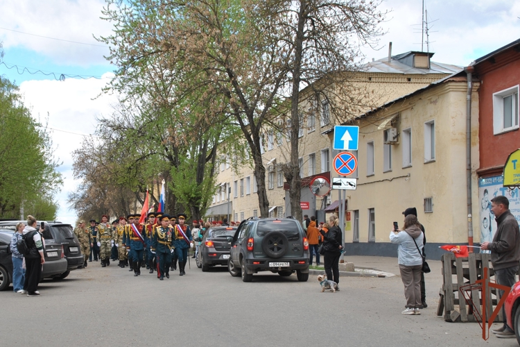 В Кирове росгвардейцы поздравили горожан с Днем Победы музыкальной акцией