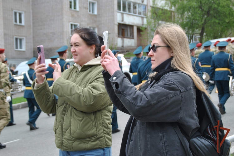В Кирове росгвардейцы поздравили горожан с Днем Победы музыкальной акцией