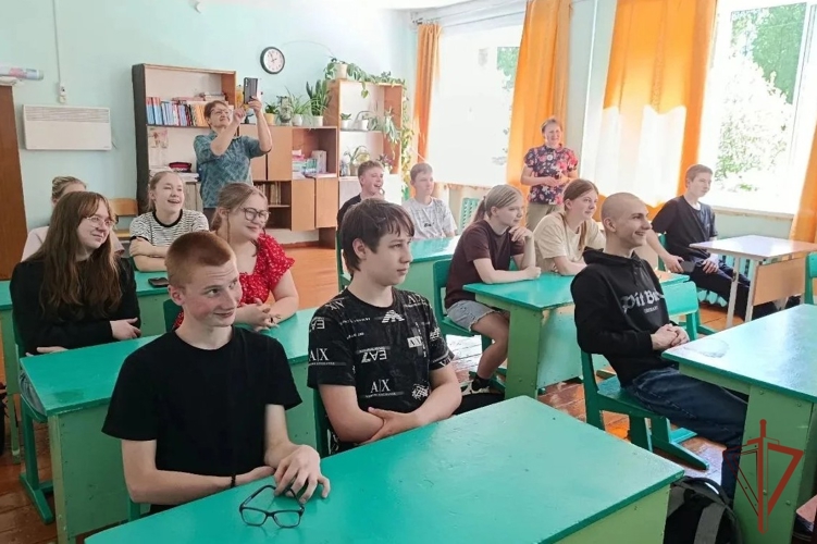 В Яранске офицер Росгвардии провел со школьниками беседу, посвященную противодействию терроризму и экстремизму