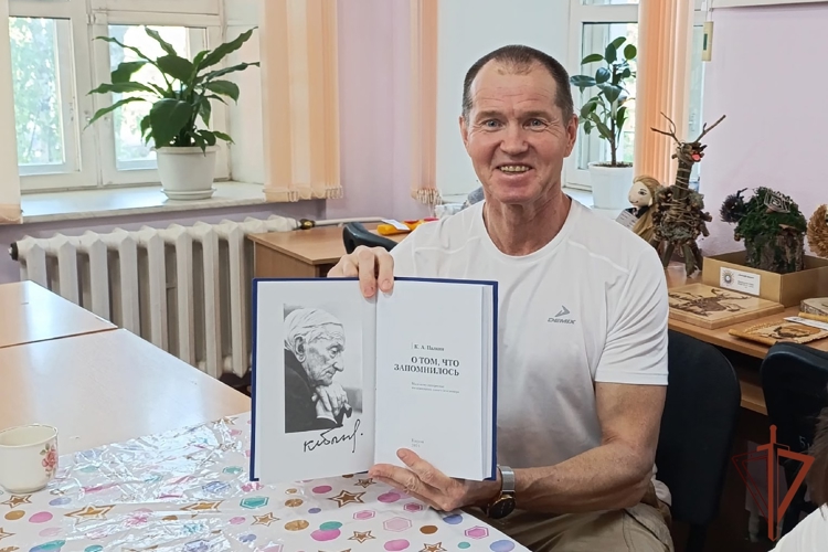 В Кирове ветеран Росгвардии передал в дар библиотеке книгу воспоминаний своего деда, известного кировского юриста 
