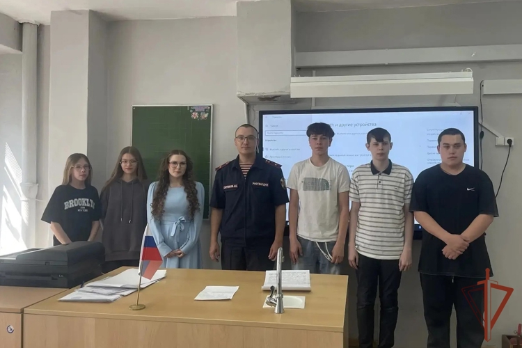 В Слободском офицер Росгвардии провел урок мужества, посвященный 10-летию ведомства