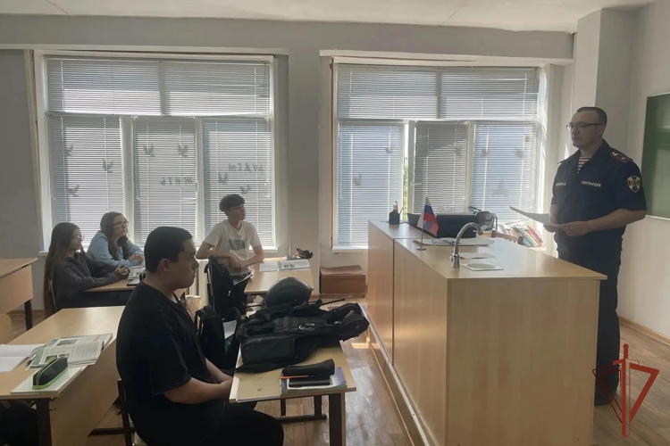 В Слободском офицер Росгвардии провел урок мужества, посвященный 10-летию ведомства