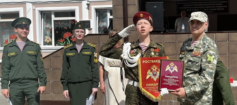 Ветеран Росгвардии принял участие в торжественной церемонии прощания подшефных кадет со Знаменем