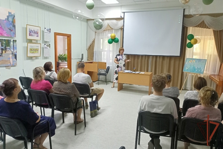 В Кирове ветеран Росгвардии передал в дар библиотеке книгу воспоминаний своего деда, известного кировского юриста 