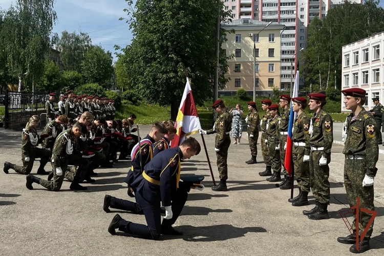 Ветеран Росгвардии принял участие в торжественной церемонии прощания подшефных кадет со Знаменем