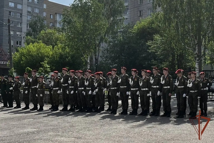 Ветеран Росгвардии принял участие в торжественной церемонии прощания подшефных кадет со Знаменем