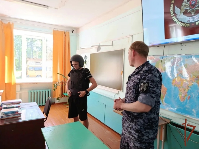 В Яранске офицер Росгвардии провел со школьниками беседу, посвященную противодействию терроризму и экстремизму
