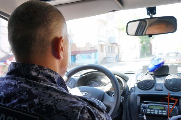 В Слободском росгвардейцы задержали подозреваемого в краже сотового телефона и банковской карты