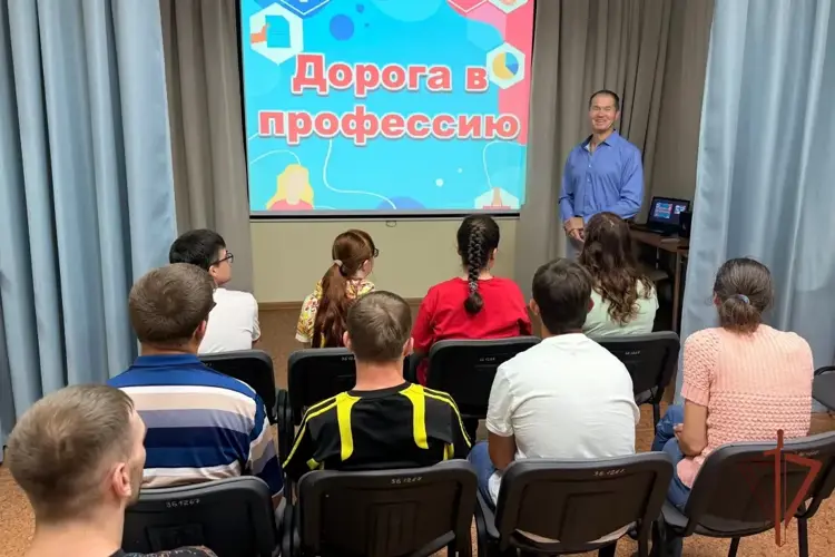 В Кирове ветеран Росгвардии выступил перед детьми и молодежью