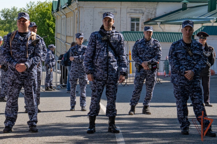 В Кировской области росгвардейцы обеспечивают безопасность участников Великорецкого крестного хода