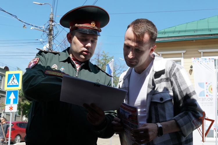 В Кирове в День России прошла акция «На службу в Росгвардию» (видео)