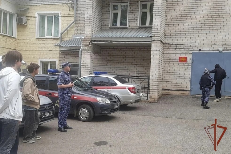 Сотрудники вневедомственной охраны провели урок мужества для учащихся технологического лицея