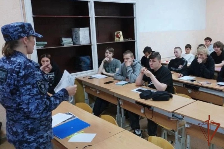 В городе Омутнинске сотрудник вневедомственной охраны провела профориентационные встречи со старшеклассниками